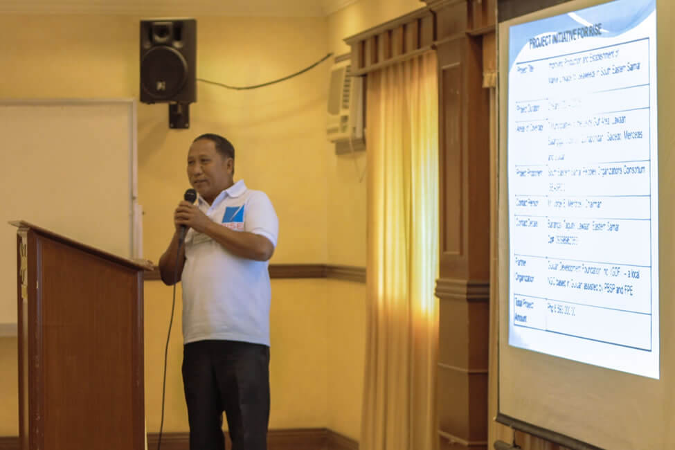 Mr. Jorge Mendros, Chairman of the South Eastern Samar People’s Organizations Consortium (SEASPOC), presents their RISE Evolving Initiative to rehabilitate their sea weed production project involving close to 800 fishers from 22 barangays, in a way that would improve their productivity and access to markets.   