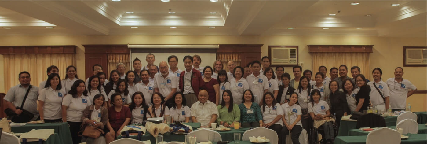 Undersecretary Danilo Antonio of the Presidential Assistant on Rehabilitation and Recovery (PARR) poses with the SERVE Conference participants after their dialogue on Reconstruction Initiative through Social Enterprise (RISE).